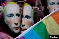 Изображение Владимира Путина с накрашенными губами и ресницами внесено в России в список запрещенных "экстремистских материалов"