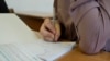 "Масок мы не носим". В Новосибирской области ученики возвращаются в школы, потому что дома плохой интернет и нет компьютеров