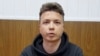 Появившееся в соцсетях видео с якобы признаниями Романа Протасевича вызвало сомнение у его сторонников - многие считают, что оно снято под давлением властей