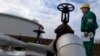 Венгерский техник на нефтепроводе "Дружба" в окрестностях Будапешта